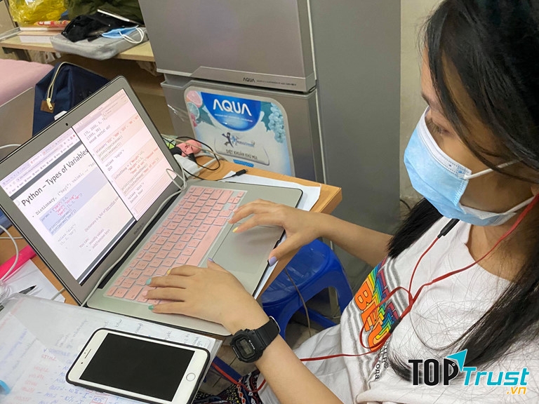 Học nhóm trực tuyến với bạn bè