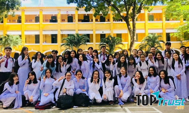 Nêu vấn đề ra trước lớp để học sinh thảo luận, suy nghĩ