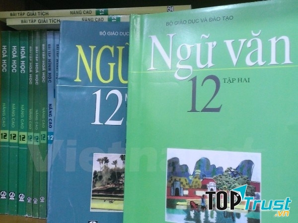 Sách văn lớp 12 - Nguồn: Internet