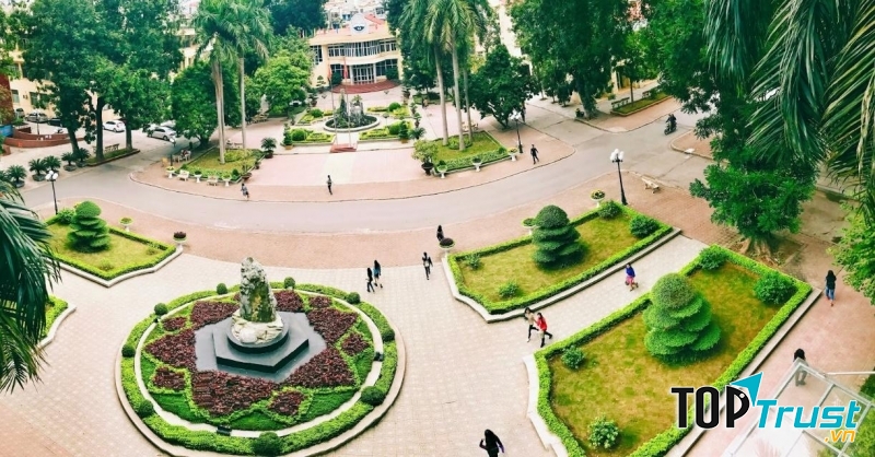 Nơi nào trong Học viện cũng chìm trong màu xanh tươi mát của cây