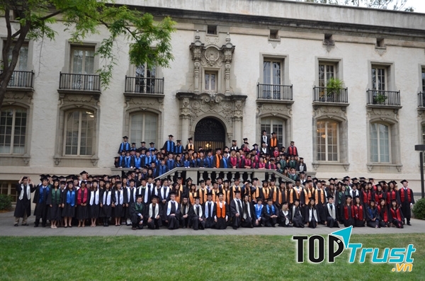 Ảnh tốt nghiệp trước một tòa nhà trong Viện Công nghệ California