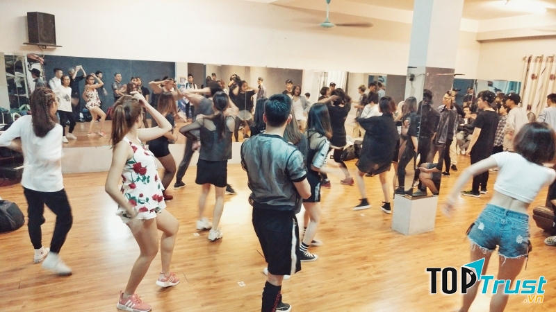 Học viện có đội ngũ giáo viên trẻ, tài năng, nhiệt tình và có kinh nghiệm giảng dạy, cùng đội ngũ tư vấn viên nhiệt tình