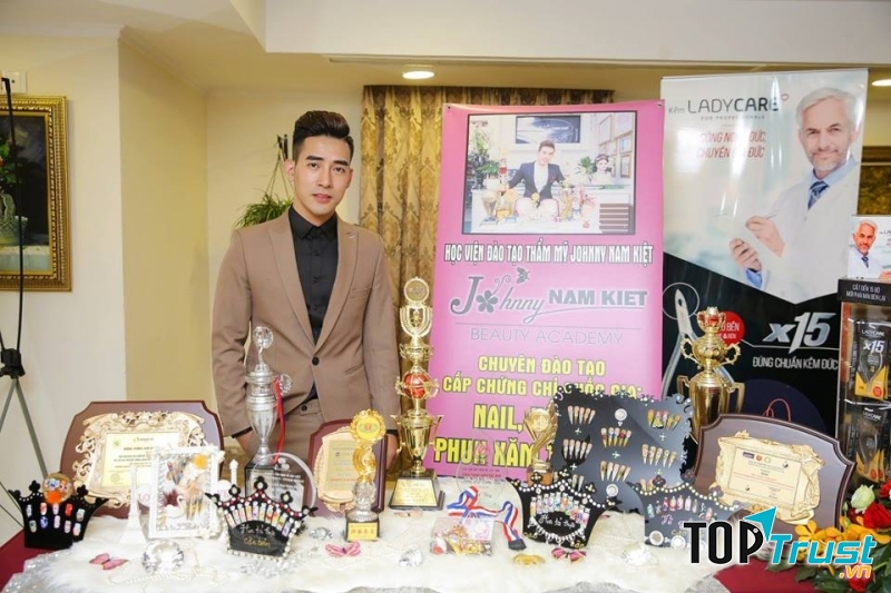 Học viện đào tạo thẩm mỹ Johnny Nam Kiệt