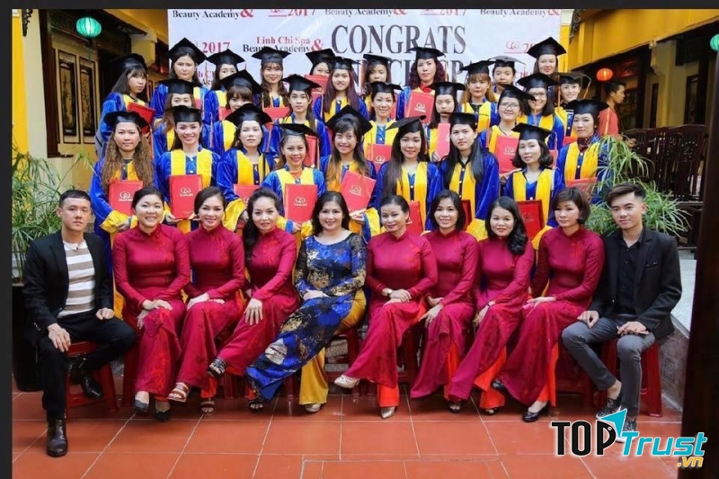 Học viên đào tạo thẩm mỹ Linh Chi