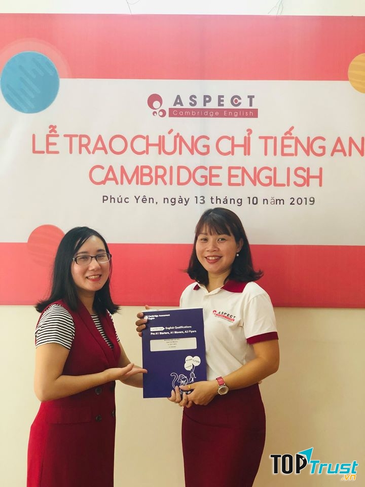 Học viện ngôn ngữ Cambridge trao chứng chỉ cho học viên.