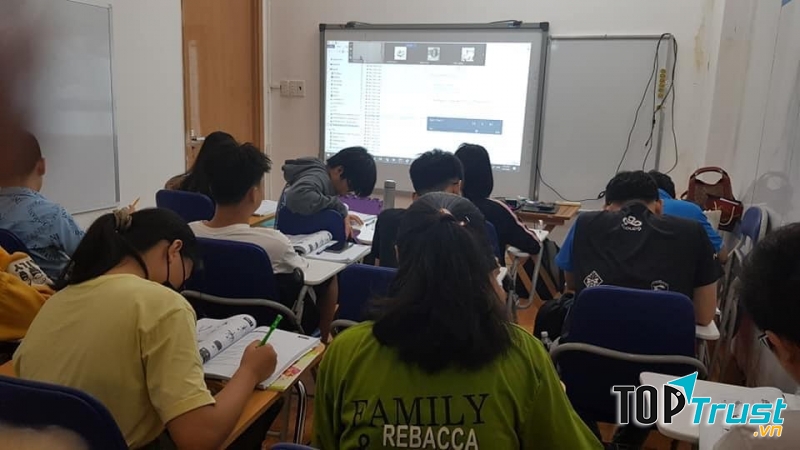 1 lopws học của Học viện ngôn ngữ Cambridge