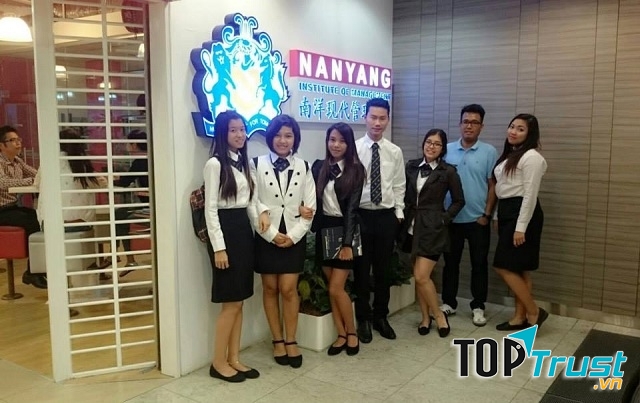 Khu học xá tọa lạc ngay Trung tâm kinh tế tài chính bậc nhất Singapore là Clarke Quay Centre