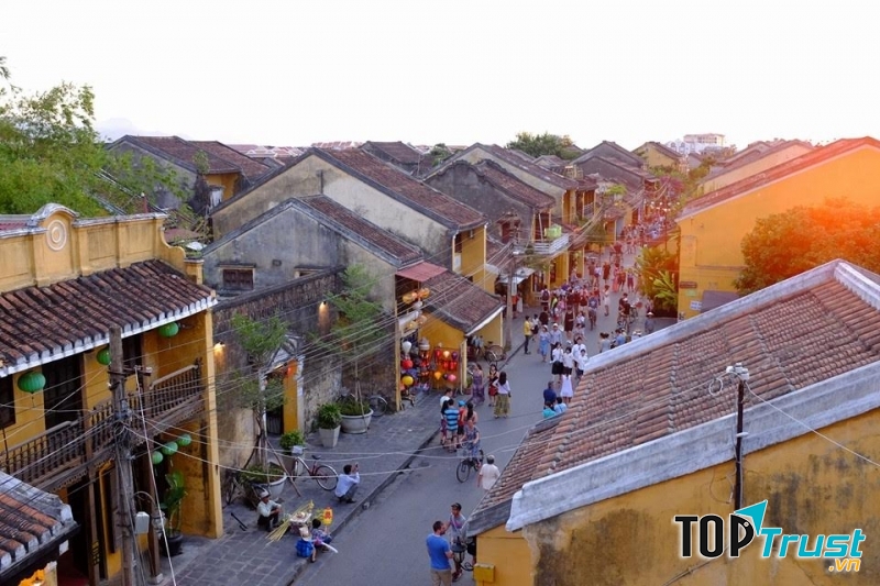 Phố cổ Hội An dưới ánh nắng chiều