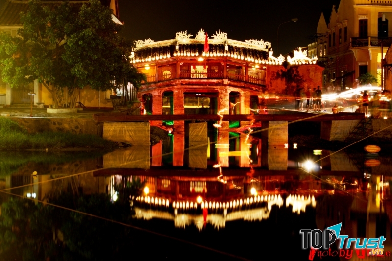 Hình ảnh Hội An lung linh trong đêm.