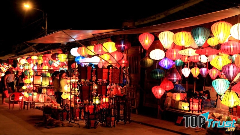 Một góc bày đèn lồng dịp trung thu tại Hội An