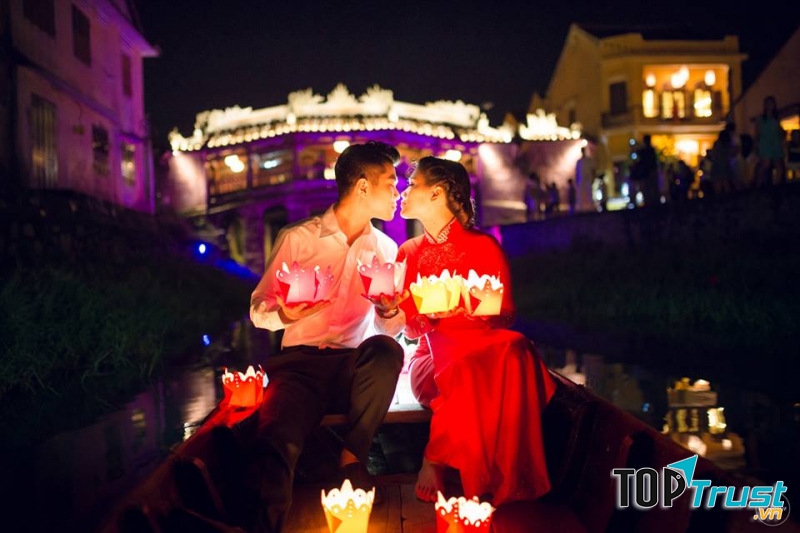 Ngồi thuyền thả đèn hoa đăng