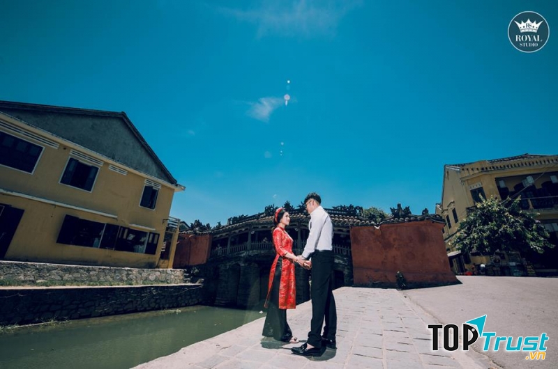Chụp ảnh cưới ở ven sông Hoài Hội An