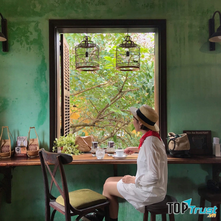 Thưởng thức cafe rang xay chuẩn vị trong tiếng nhạc du dương, ngắm nhìn dòng người qua lại sẽ đem đến cho bạn một Hội An thật bình yên.