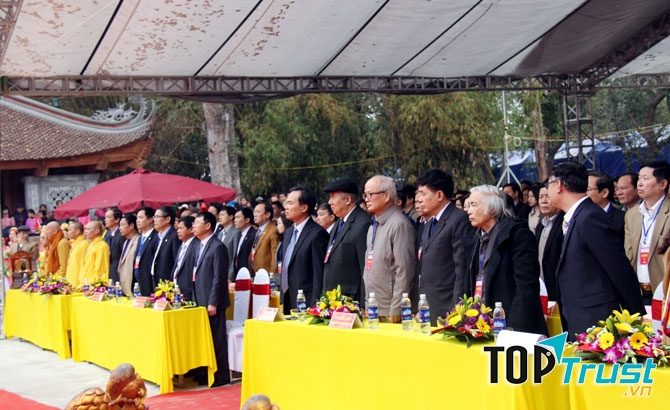 . Nhân dân trong vùng cũng như khách thập phương cũng nô nức kéo về vui hội và thắp hương cầu may cho năm mới.