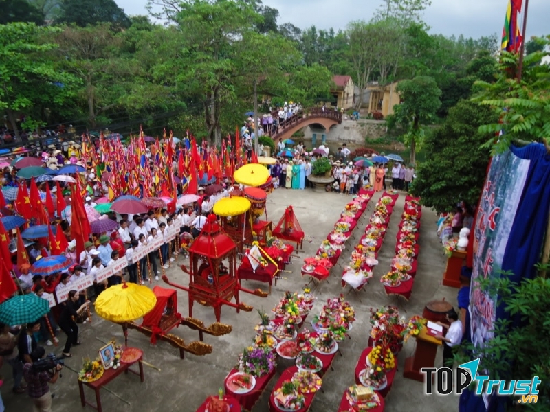 Nói đến du lịch tâm linh ở Suối Mỡ là người ta nhớ ngay đến hội đền Hạ, đền Trung và đền Thượng.