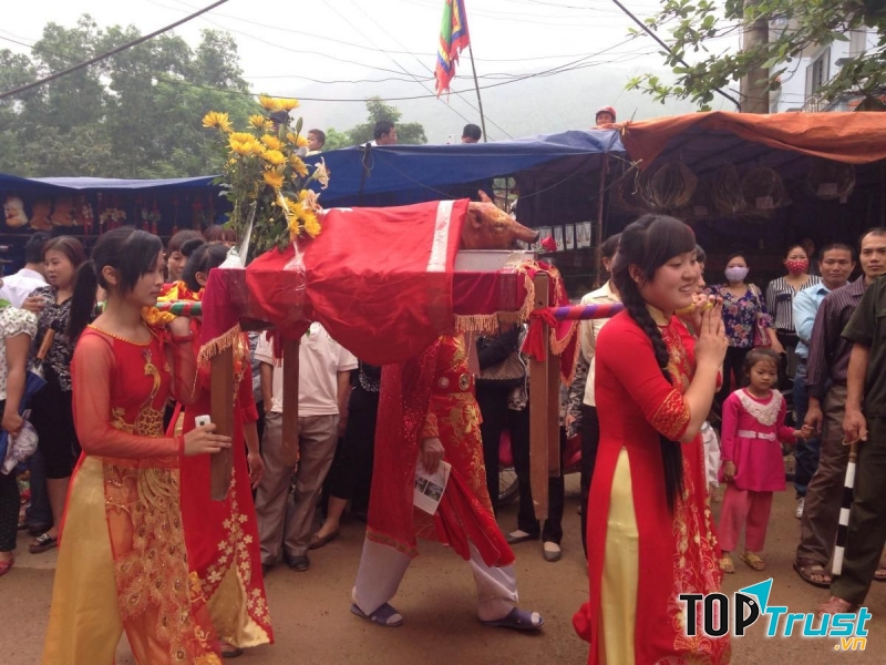 Hội đền suối Mỡ gồm 2 phần: lễ rước của người dân làng Dùm, làng Quỷnh.