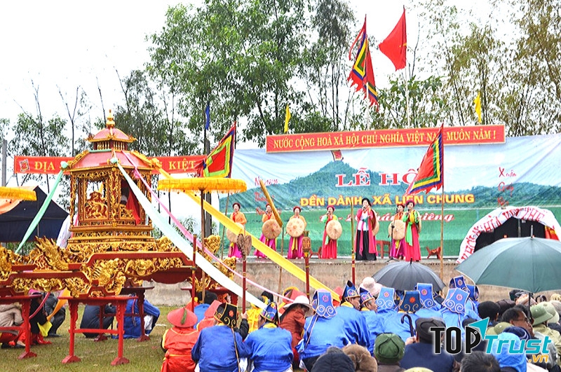 Đền Dành toạ lạc trên đỉnh núi Dành.