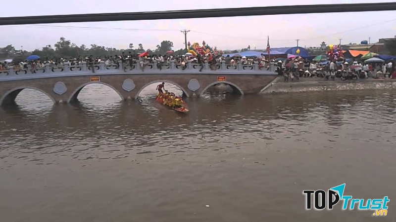 Lễ hội đua thuyền ở Đồng Xâm