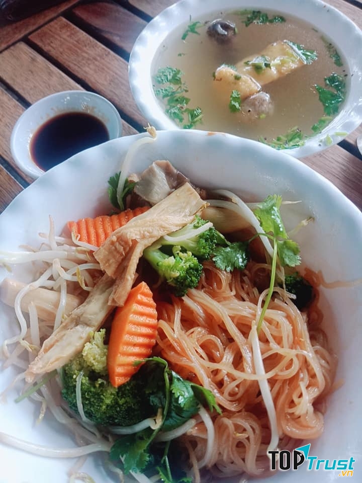 Hội quán chay Vọng Cát.