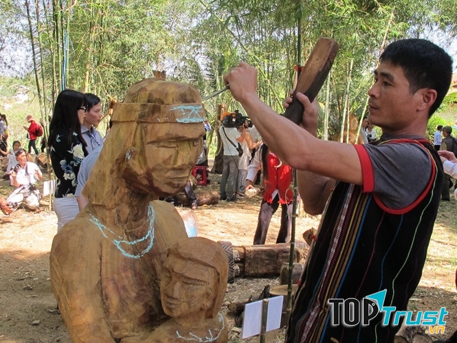 Hội thi tạc tượng nằm trong khuôn khổ Festival Cafe Buôn Ma Thuột 2017