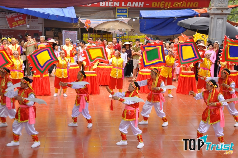 Vào ngày hội, không những nhân dân trong vùng, du khách thập phương, mà con cháu của địa phương đi làm ăn xa từ khắp các nơi cũng về trảy hội.