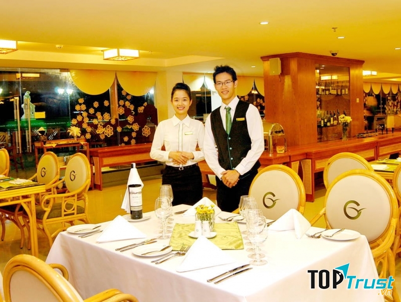 Bạn hãy hỏi xem nửa kia thích ăn gì và ở đâu nhé