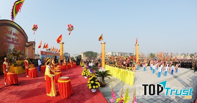 Sau khi phần lễ kết thúc, các làng Thành và làng Vẽ tổ chức hội làng của mình với các các trò chơi dân gian như: cờ tướng, hát chèo nhà chùa, dâng hương lễ phật, tế thành hoàng...