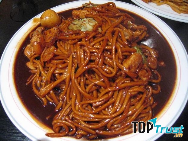 Hokkien Mee hay còn được gọi là món mì đen, là một loại mì thường được ăn với nước sốt tương đen