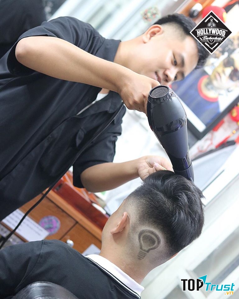 Thợ tóc của Hollywood Barber Shop tay nghề chuyên nghiệp, luôn lắng nghe yêu cầu của khách hàng, tư vấn xu hướng thời thượng nhất