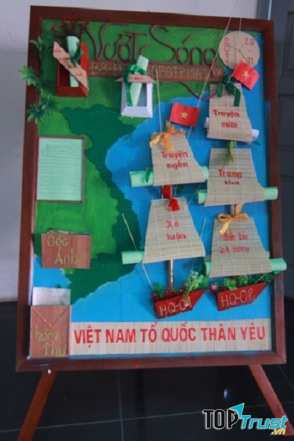 Hòm thư góp ý ở góc phía tay trái của báo tường