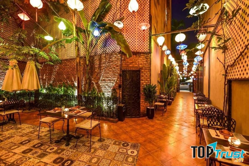 Dưới ánh đèn vàng ấm cúng cùng những giai điệu du dương vang lên khắp không gian cho bạn một trải nghiệm không thể nào quên tại ﻿Home Hanoi Restaurant