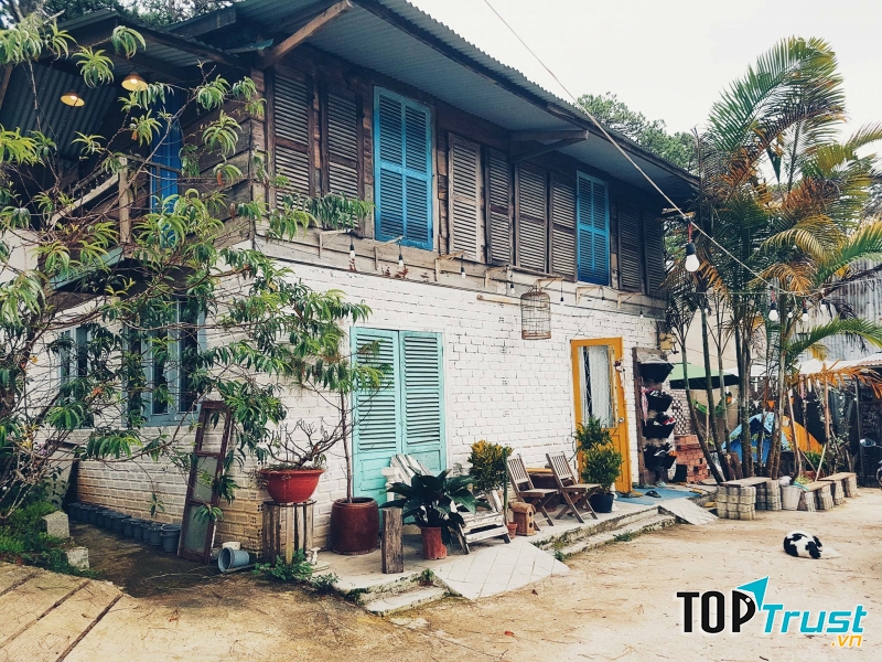 HomeFarm đem đến một không gian vô cùng nhẹ nhàng, ấm cúng, khác hẳn vẻ bụi bặm bên ngoài.