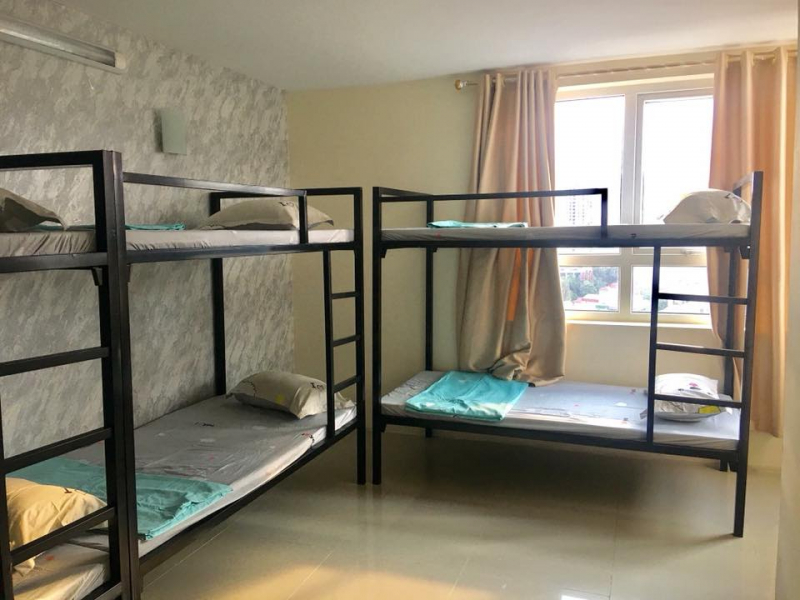 Homestay là sự kết hợp giữa nhà riêng và kí túc xá gồm phòng khách, phòng bếp, phòng ngủ có hệ thống giường tầng cho 2-4 người ở, có tủ đồ cá nhân