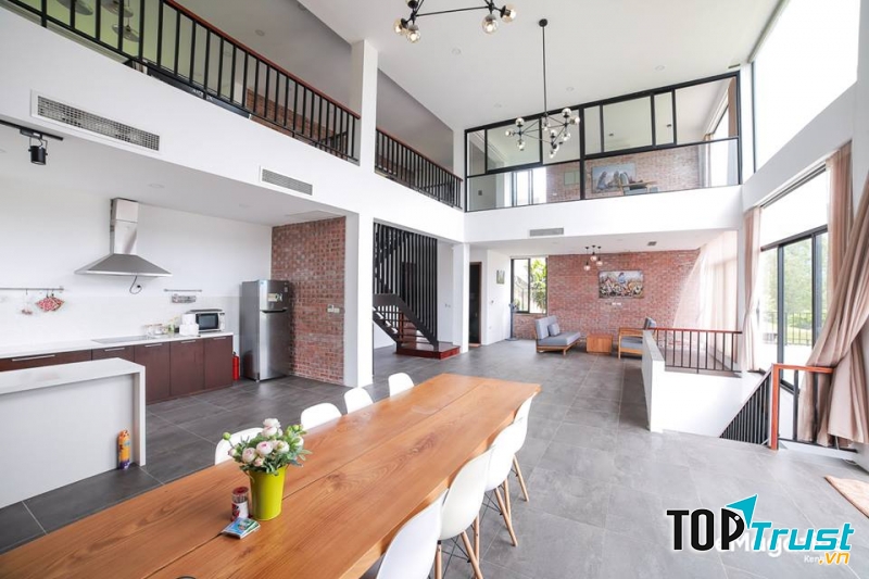 Homestay Golf View Villa mang đến cho bạn những căn phòng rộng, thoáng đãng, đặc biệt có view độc lạ