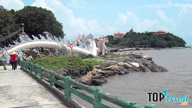 Hòn Đá Bạc có hơn 180.000.000 năm tuổi.
