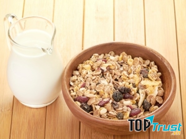 Các loại hạt, ngũ cốc kết hợp sữa chua.