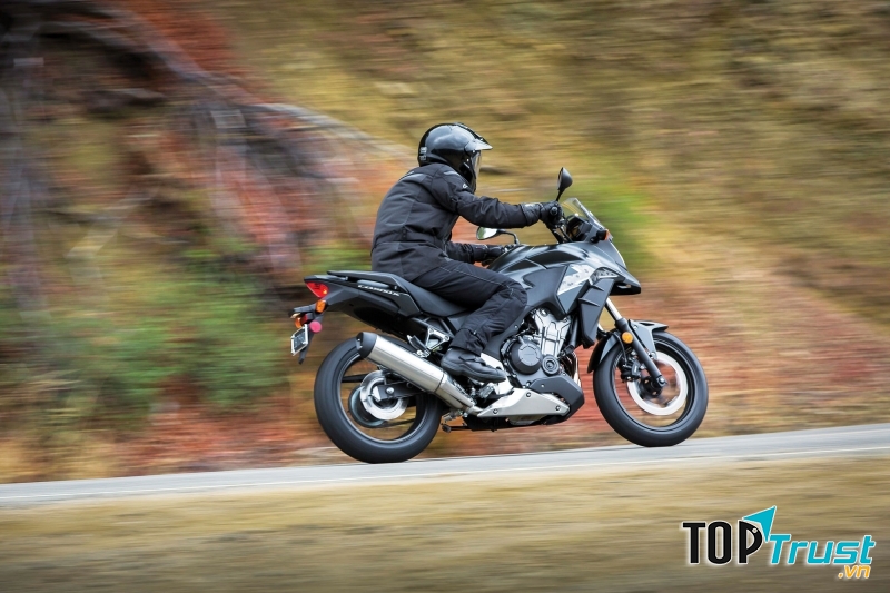 Honda CB500X trong điều kiện thuận lợi có thể di chuyển với quãng đường 514,5 km với một bình xăng đầy (Nguồn: Sưu tầm)