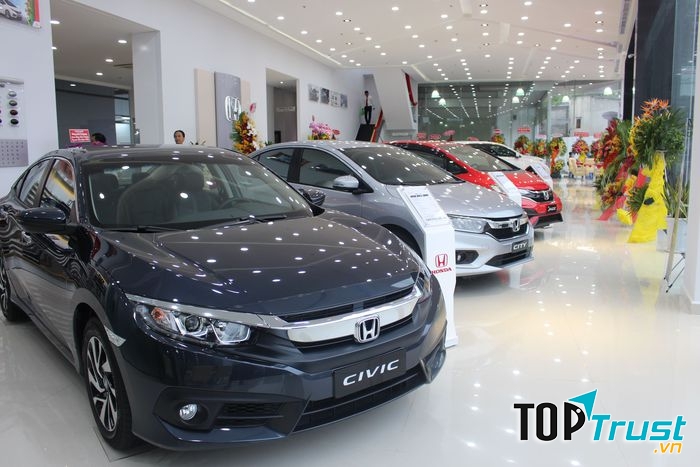 Khu vực showroom trưng bày xe