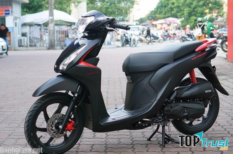 Bản màu đen nhám.