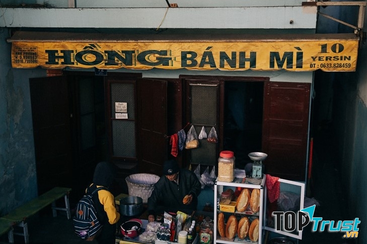Quán bánh mì dì Hồng bao nhiêu năm vẫn như xưa