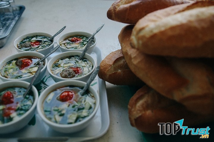 Chén xíu mại bắt mắt ăn kèm bánh mì nóng giòn