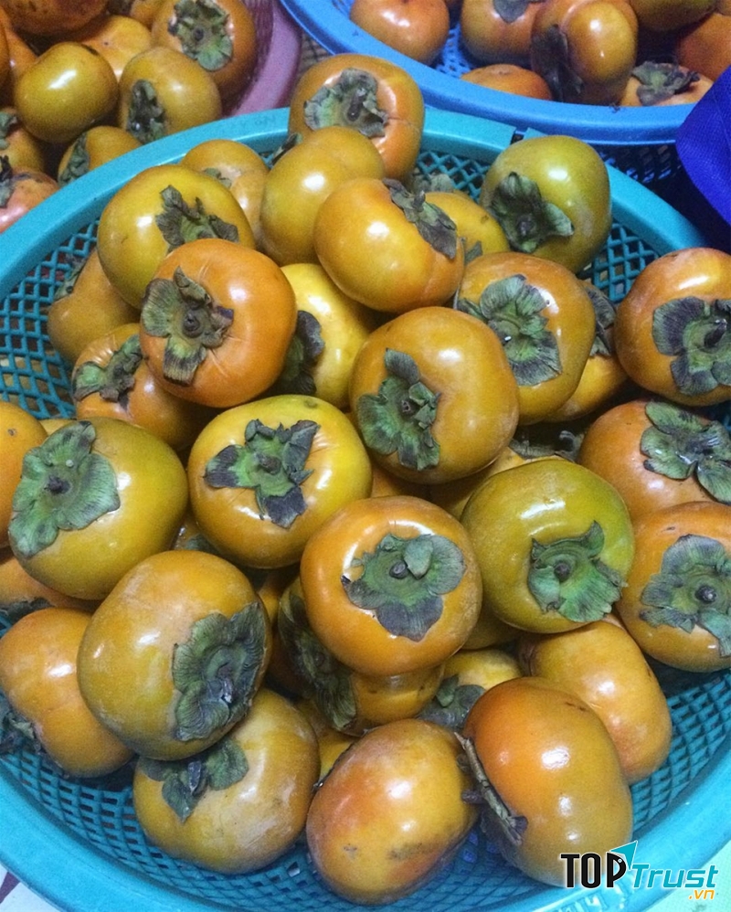 Quả hồng giòn ăn vào có vị sần sật, ngọt thơm.