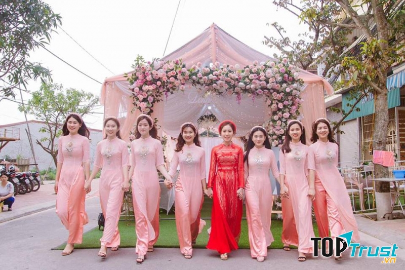 Chất liệu vải từ gấm, lụa, nhung,…vừa sang trọng vừa lên form chuẩn, đảm bảo tôn dáng người mặc.