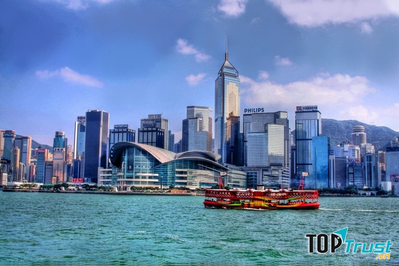 Với nét kiến trúc đặc trưng, đường phố chật hẹp, các tòa nhà chọc trời cùng lối sống vội vã đã tạo thành nét riêng đặc trưng của Hồng Kông