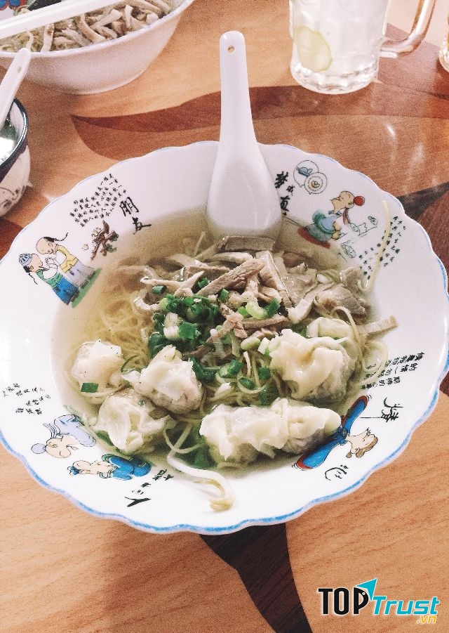 Quán ngoài mì còn có bán Miến, hủ tiếu, hoành thánh có đủ cả thịt heo, thịt gà, xí quách nữa.