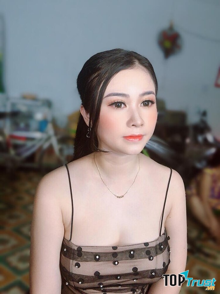 Hồng Kỳ Thư Makeup