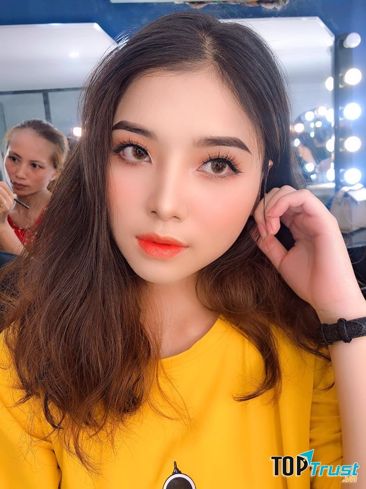 Hồng Ngọc Make Up Academy