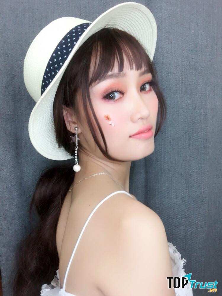 Hồng Nguyễn Makeup Academy.