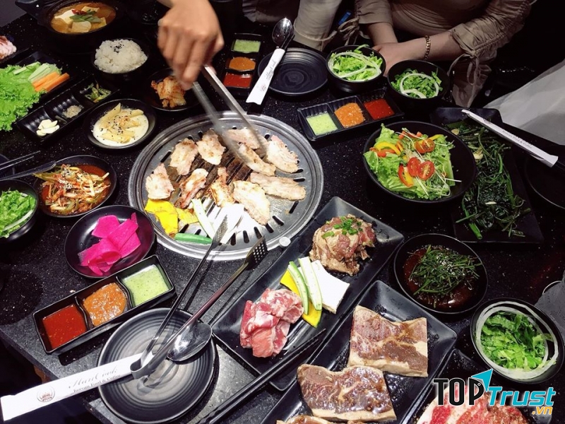 Đặt chất lượng món ăn lên hàng đầu, các đầu bếp của HongDae đều chuyên nghiệp từ khâu chọn nguyên liệu đến tẩm ướp.