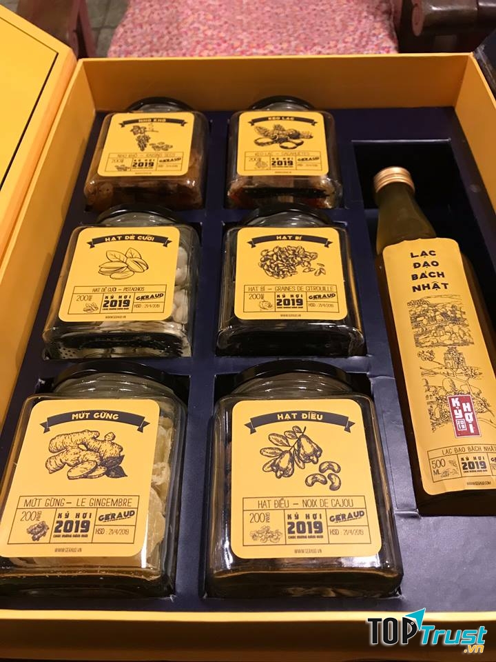 Thiết kế hamdmade từ in ấn đến bao bì, hộp quà này mang đến cảm giác chu đáo cho người nhận